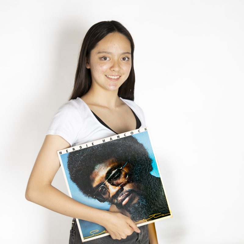 レコードを持つ女性